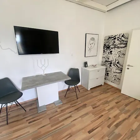 Apartment Cleo - Ein Raum - Bad Extern