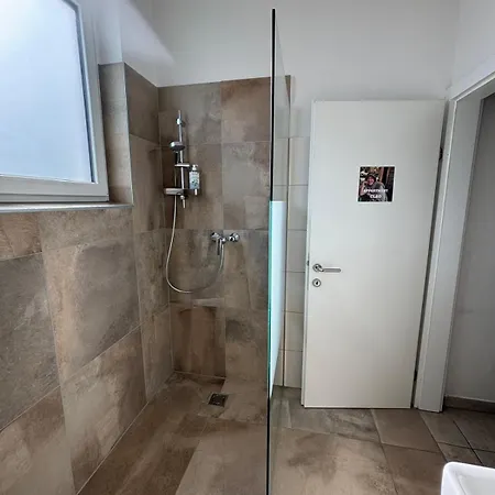 Apartment Cleo - Ein Raum - Bad Extern