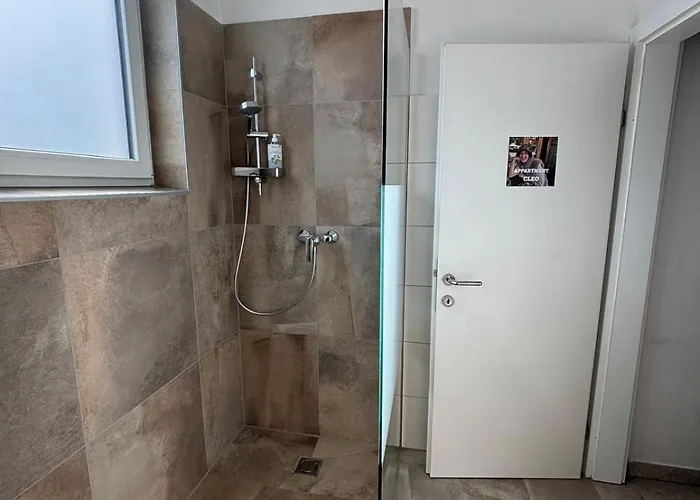 Apartment Cleo - Ein Raum - Bad Extern